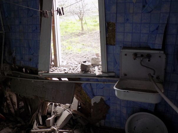 Мешканці розповіли, як бандформування Гіві зруйнувало обстрілами передмістя Макіївки (ФОТО) - фото 5
