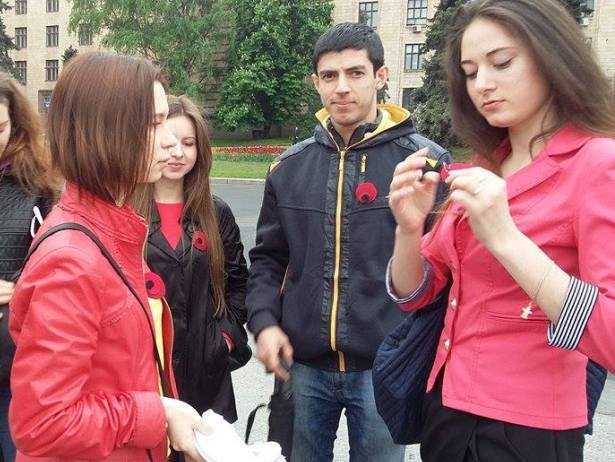У центрі Дніпропетровська молодь роздає червоні символи пам`яті та Перемоги (ФОТО) - фото 2