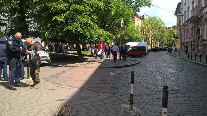 У Львові біля пам'ятника Тудору знаходяться 20 невідомих, які ховають обличчя - фото 1