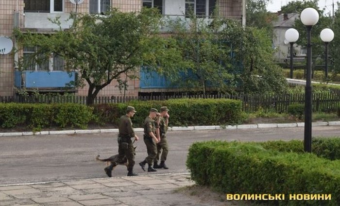 В Маневичі стягнули військових з собаками (ФОТО) - фото 1