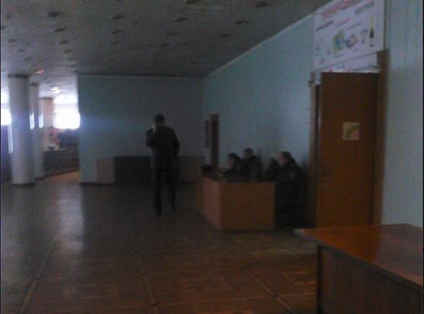 У Дніпропетровську "стара міліція" охороняє зібрання адептів "Путін прийди" - фото 2