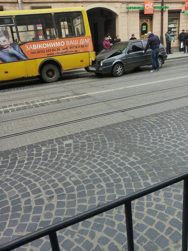 У центрі Львова маршрутка потрапила у ДТП - фото 1