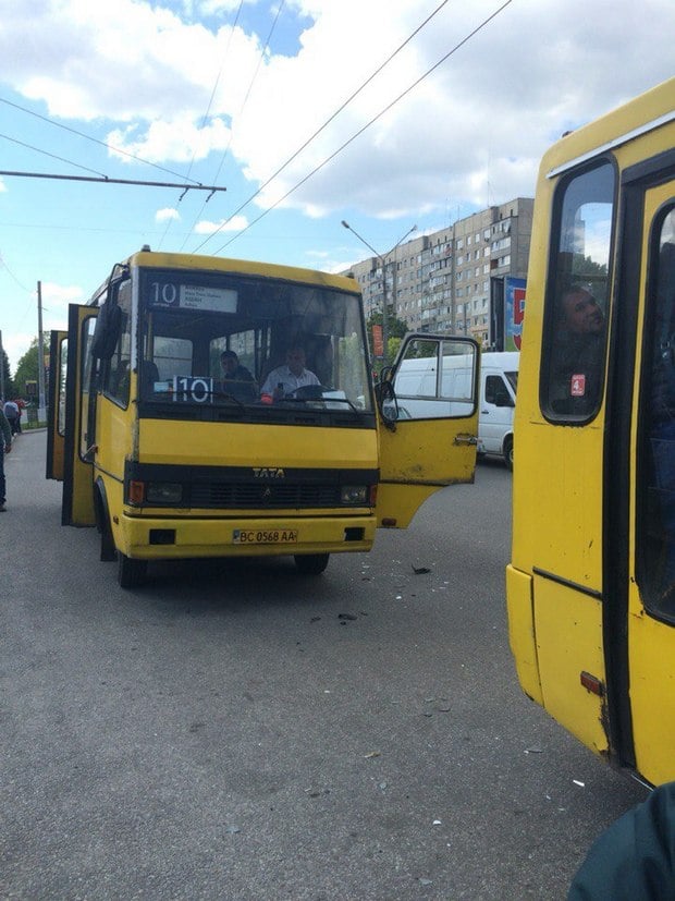 Дві львівські маршрутки не роз’їхались на рівній дорозі - фото 2