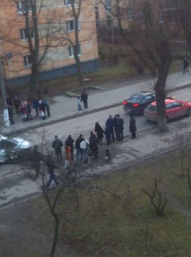 У Львові біля школи автомобіль збив дівчину - фото 1