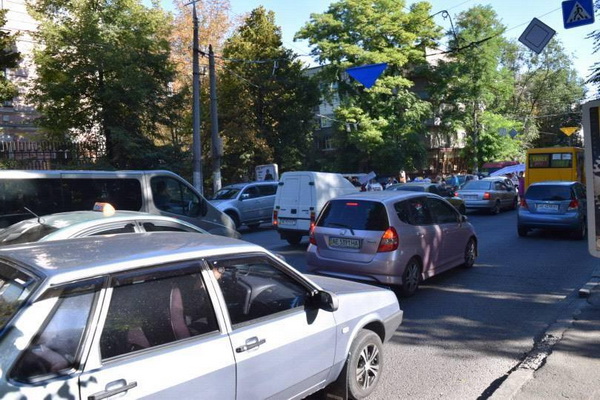 У Дніпрі на центральному проспекті мітингують батьки учнів - фото 3