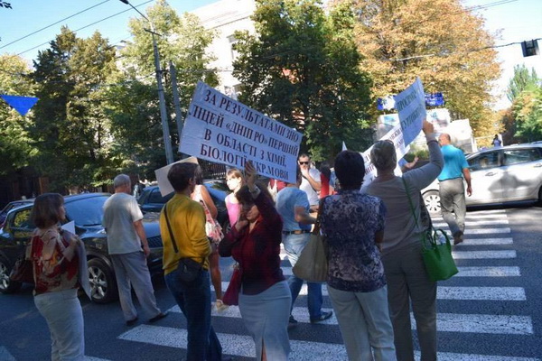 У Дніпрі на центральному проспекті мітингують батьки учнів - фото 1