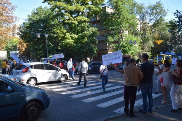 У Дніпрі на центральному проспекті мітингують батьки учнів - фото 2