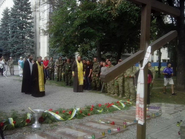 У центрі Дніпропетровська меморіал загиблих поповнився новини плитами - фото 1