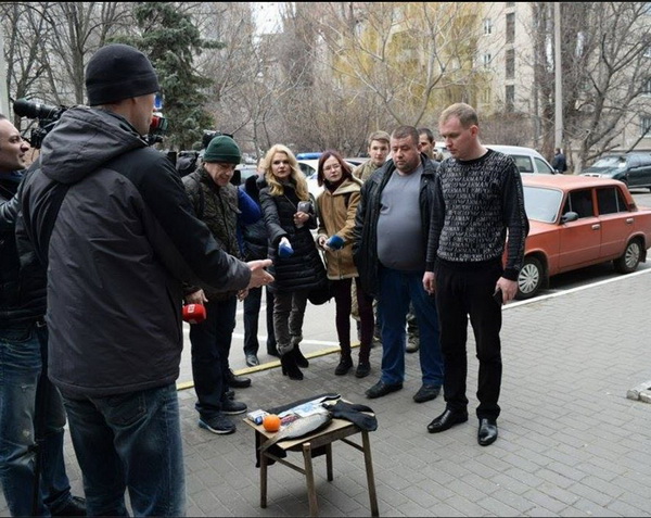 Дніпропетровські активісти принесли під райвідділок диск "Останній мент" - фото 1