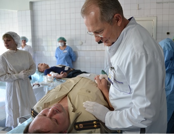 Дніпропетровці вишикувалися у величезну чергу здавати кров для поранених (ФОТО) - фото 1