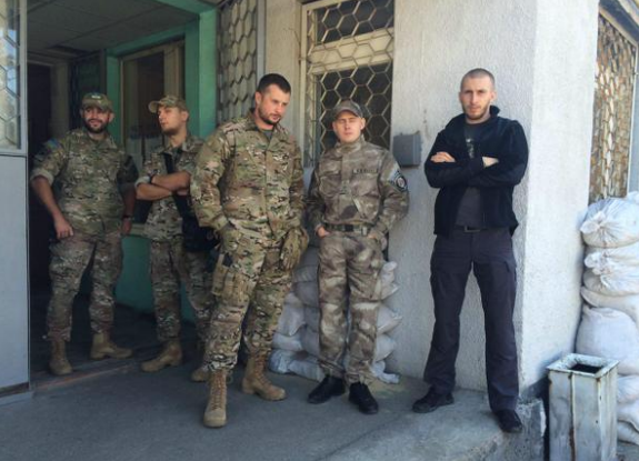 "Азов" віддав свій БТР харківському "Східному корпусу"  - фото 1