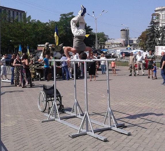 Прикутий до візка спортсмен у Дніпропетровську показав приклад пораненим бійцям - фото 1