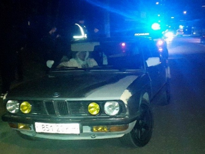 У Луцьку мати мажора в знак протесту забарикадувалася в авто - фото 2