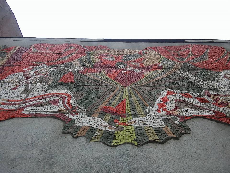 Цінну мозаїку на літній естраді у сумському дитячому парку таки знищили - фото 2