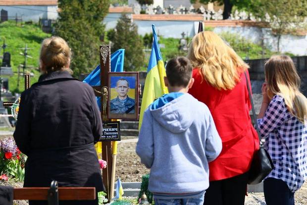 Як у Львові молились на могилах бійців АТО - фото 2
