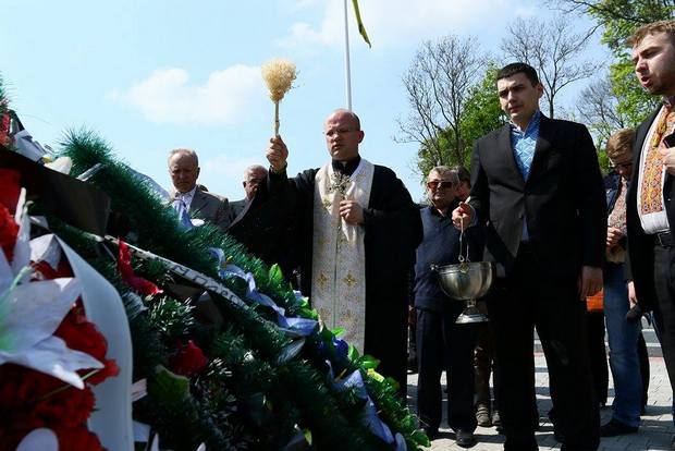 Як у Львові молились на могилах бійців АТО - фото 3