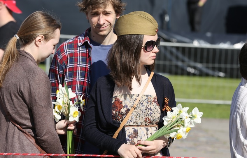 На заходи до Дня Перемоги в Латвії прийшли люди з георгіївськими стрічками - фото 4