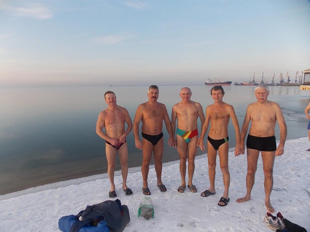 У Бердянську любителі зимового плавання продовжують купатися в холодному морі - фото 1