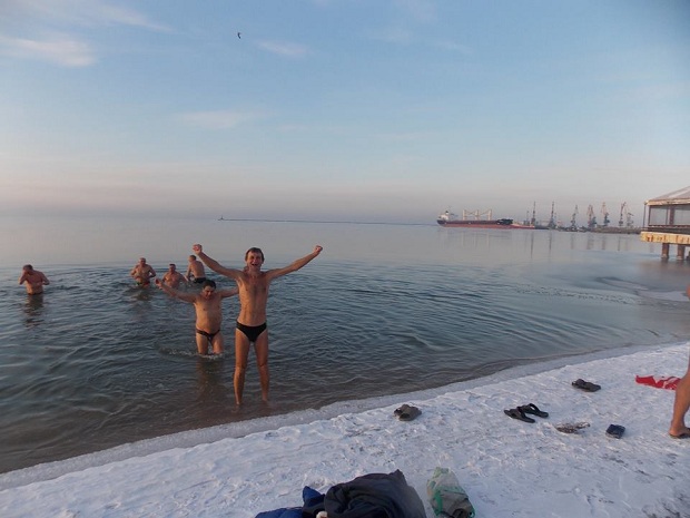 У Бердянську любителі зимового плавання продовжують купатися в холодному морі - фото 3