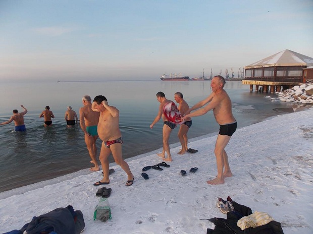 У Бердянську любителі зимового плавання продовжують купатися в холодному морі - фото 2