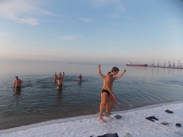 У Бердянську любителі зимового плавання продовжують купатися в холодному морі - фото 4