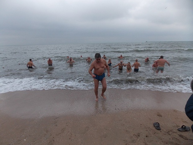 Десятки “моржів” занурилися в Азовське море  - фото 3