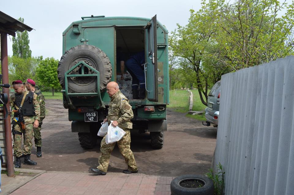 Москаль привіз гуманітарку в українське селище і відвідав хутір, окупований "ЛНР" (ФОТО) - фото 3