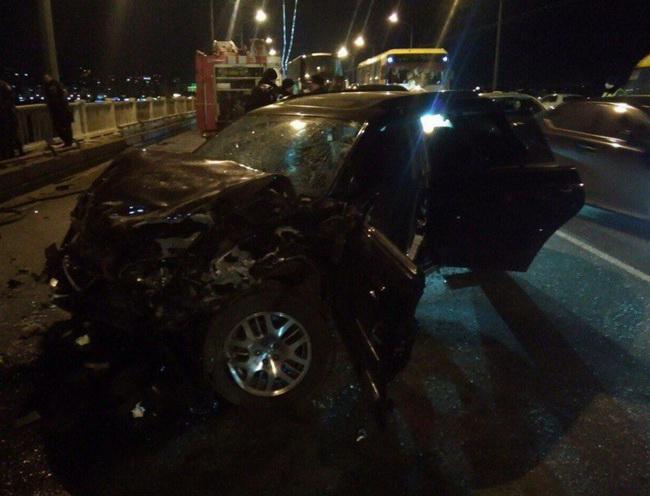 Рятівники дістали загиблих з автівки, яка впала з мосту у Дніпропетровську - фото 1
