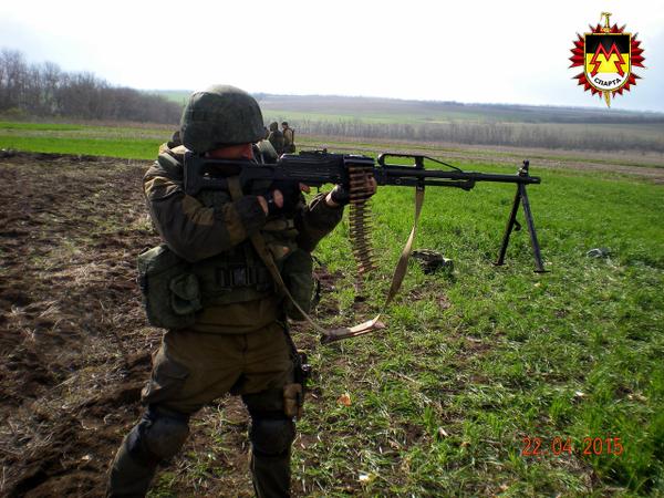 Терорист Моторола показав, як вчить своїх бандитів стріляти по українцям (ФОТО) - фото 1