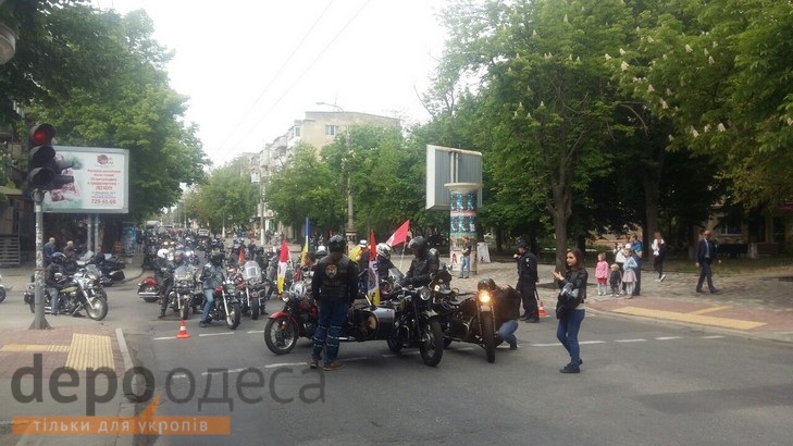На площі 10 квітня в Одесі триває парад ретро техніки та байкерів - фото 3