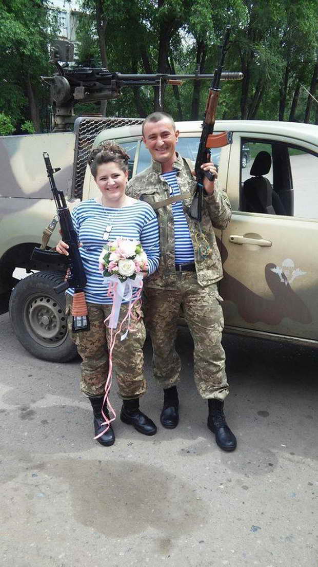 На буремному Сході наші вояки не лише боронять Україну, а ще знаходять справжніх друзів, закохуються та під постійними обстрілами навіть одружуються - фото 1