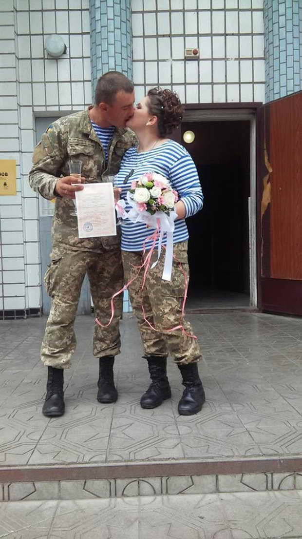 На буремному Сході наші вояки не лише боронять Україну, а ще знаходять справжніх друзів, закохуються та під постійними обстрілами навіть одружуються - фото 2