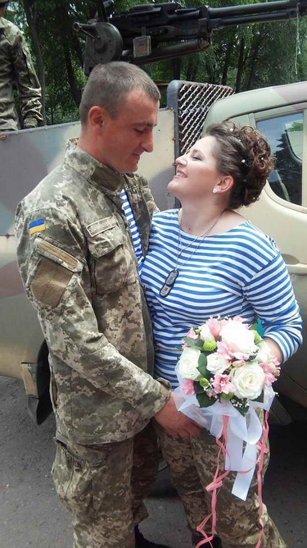 На буремному Сході наші вояки не лише боронять Україну, а ще знаходять справжніх друзів, закохуються та під постійними обстрілами навіть одружуються - фото 2