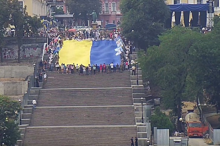 В Одесі на Потьомкінських сходах розгорнули величезний прапор України - фото 1