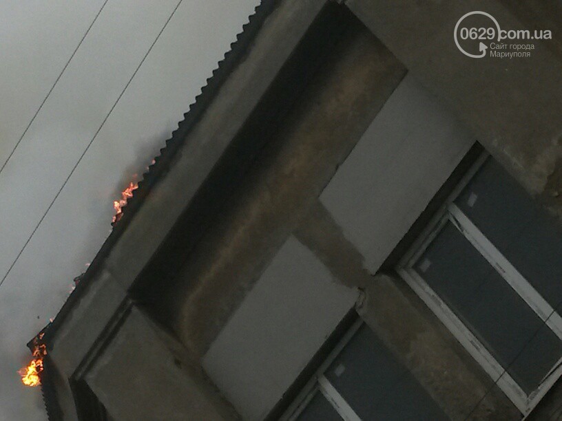 У центрі Маріуполя лютує пожежа: зайнявся пенопластовий цех (ФОТО) - фото 2
