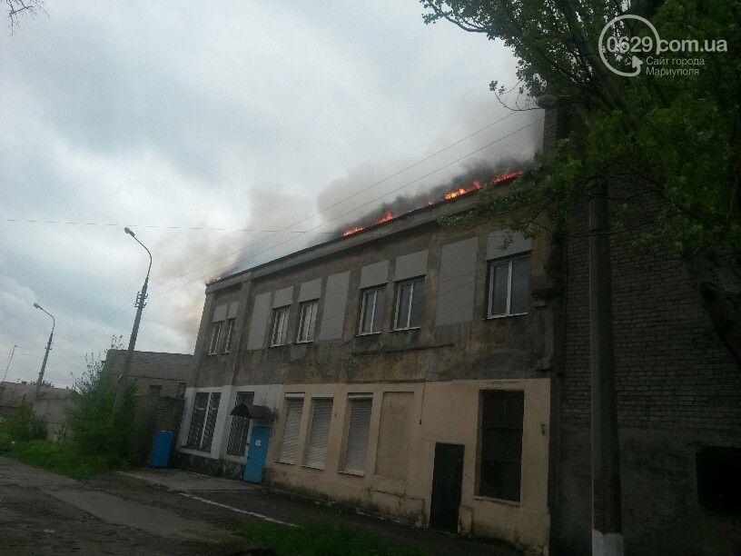 У центрі Маріуполя лютує пожежа: зайнявся пенопластовий цех (ФОТО) - фото 3 У центрі Маріуполя лютує пожежа: зайнявся пенопластовий цех (ФОТО) - фото 3