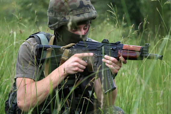 Як на Донеччині міліціонери вивчають бронетехніку та тренуються ловити терористів (ФОТО) - фото 8