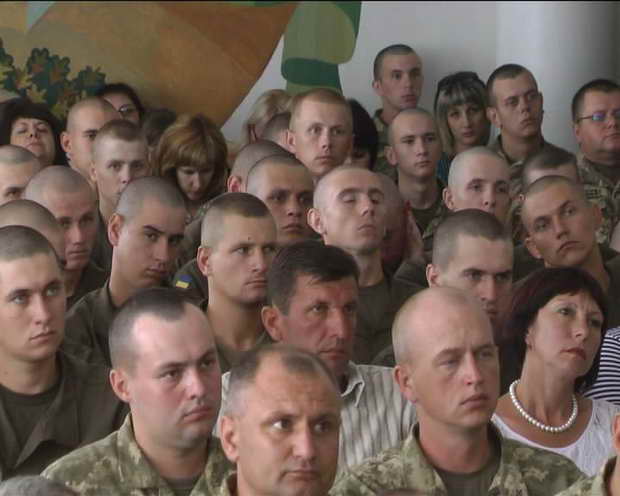 За словами заступника обласного військового комісара Михайла Логвінова, хлопцям що першими потрапили в пекло російсько-української війни було дуже важко   - фото 5