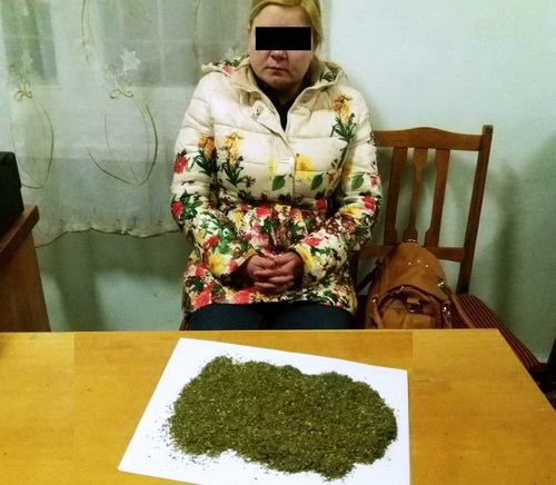 Біля сумського СІЗО затримали жінку, вщент "упаковану" наркотиками - фото 1