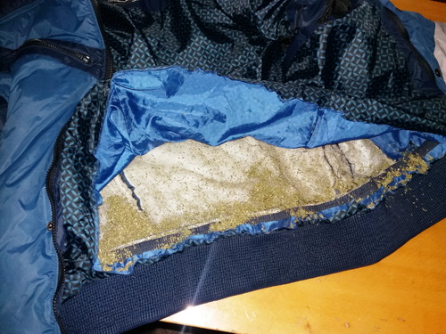 Біля сумського СІЗО затримали жінку, вщент "упаковану" наркотиками - фото 2