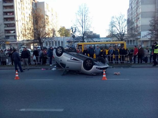 У Львові через неуважність водія перевернулась іномарка - фото 2