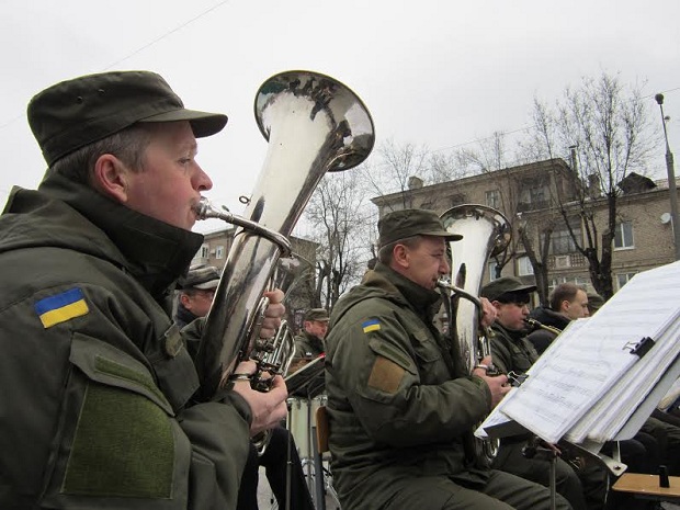 Військові музиканти вийшли на вулиці міста, щоб розважити городян та підтримати їхній патріотичний дух - фото 2