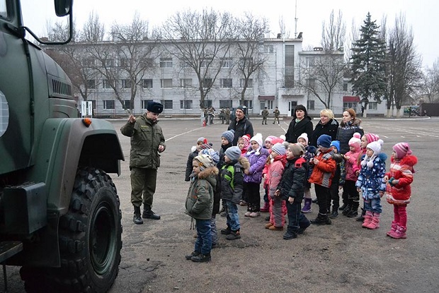 Вихованці дитячого садку познайомилися з військовим побутом - фото 2