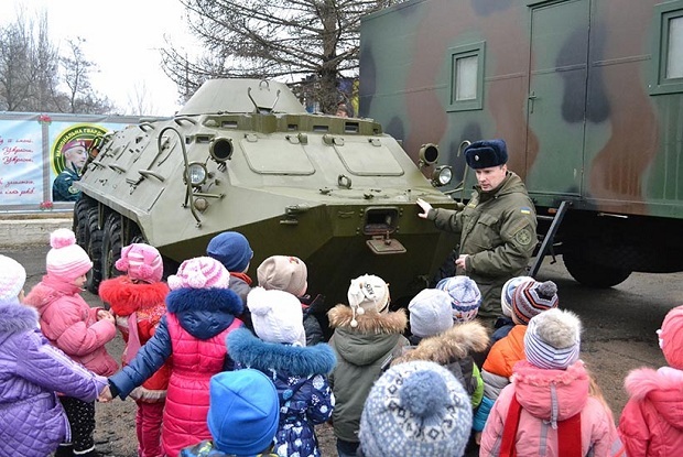 Вихованці дитячого садку познайомилися з військовим побутом - фото 3