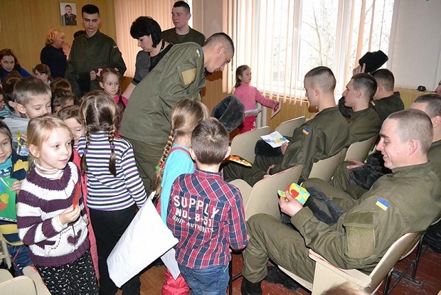 Вихованці дитячого садку познайомилися з військовим побутом - фото 4
