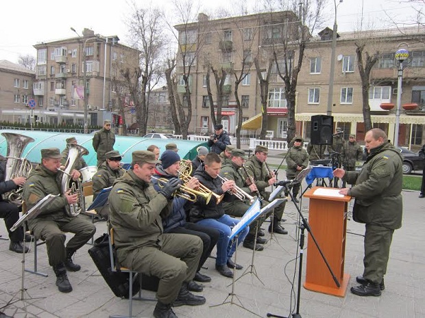 Військові музиканти вийшли на вулиці міста, щоб розважити городян та підтримати їхній патріотичний дух - фото 1