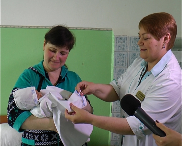 В Мелітополі немовлятам подарували їх перші вишиванки  - фото 1
