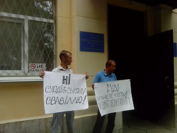 Під Дніпропетровський суд притягли гральний автомат для протесту проти недоторканих суддів (ФОТО) - фото 2