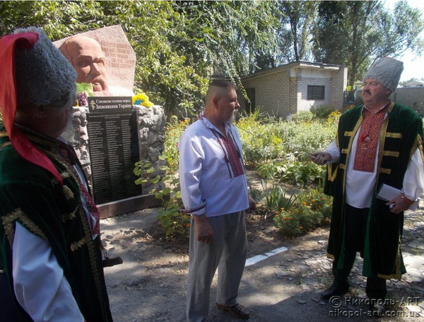 На Дніпропетровщині пам'ятник Небесній сотні відкривали козаки інших націй - фото 1