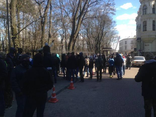 Нацгвардія приїхала під львівський готель, де зібрались представники ЛГБТ - фото 1